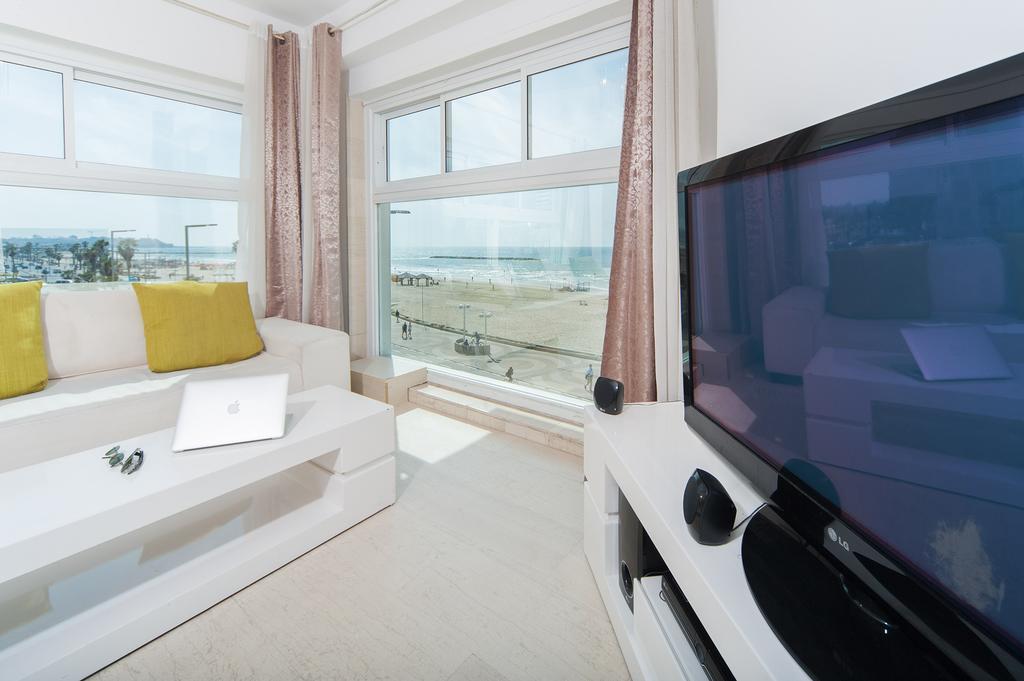 Apartment Beautiful Beachfront Apt W/ Sea Views & Parking By Sea N' Rent
